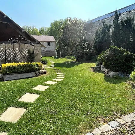 Relais De Poste Des Templiers Konukevi Jouaignes